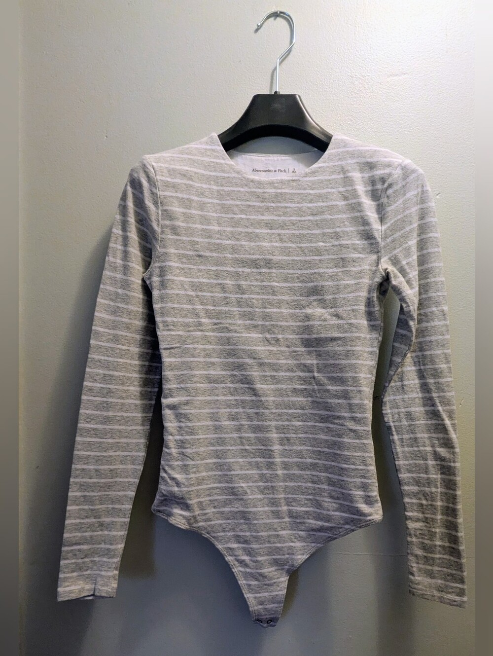 Abercrombie & Fitch Women's Gray and White Striped Stretch Long Sleeves Bodysuit